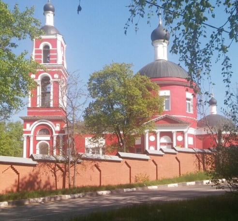 Церковь на въезде в п. Петровское