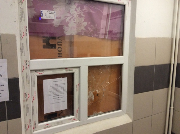 22 или 23 февраля кто-то разбил стекло окна консьержки (дом 1, подъезд 3)
